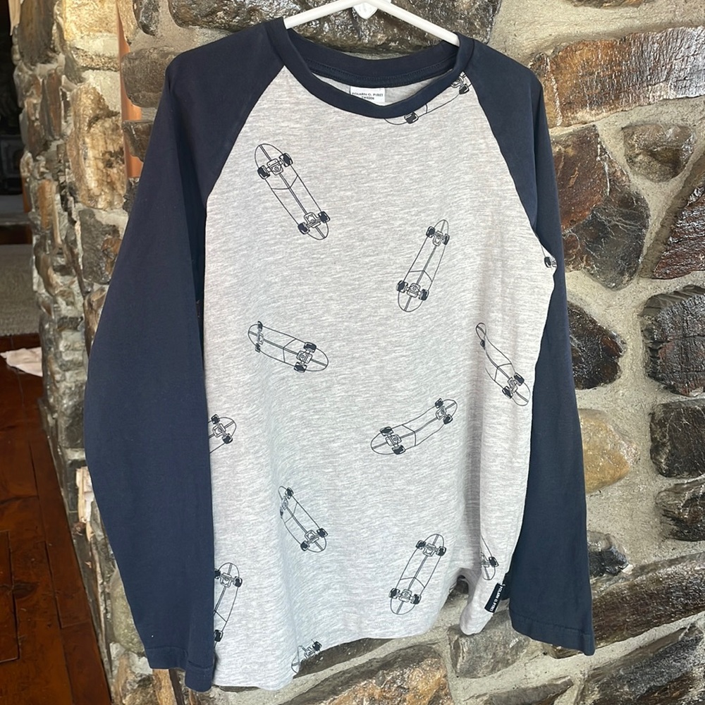 Long sleeve t-shirt by Swedish polarn & pyret made with organic cotton. EUC